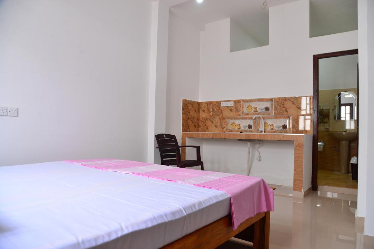 Roshan'S Guest House Хиккадува Экстерьер фото